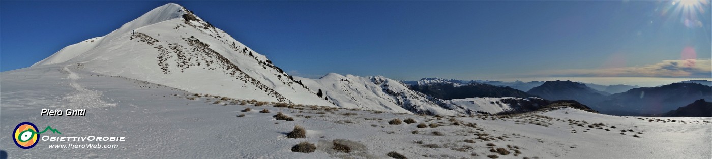 27 Vista panoramica dalla cresta sud-ovest del Sodadura  verso Baciamorti-Aralalta....jpg
